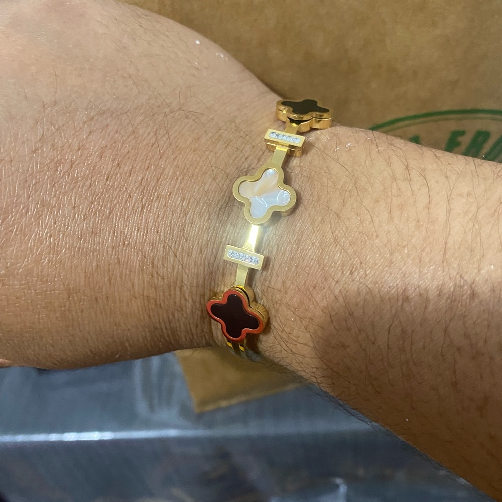 18k gold plated stainless steel bracelet with black & white four-leaf clover